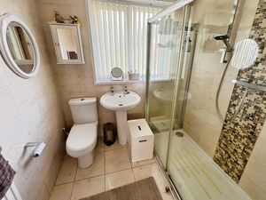Shower room- click for photo gallery